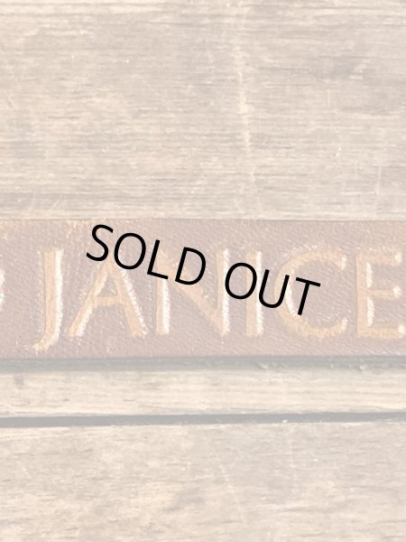 アメリカのスタンダードな名前が書かれたレザー製のヴィンテージブレスレット