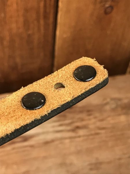 アメリカのスタンダードな名前が書かれたレザー製のヴィンテージブレスレット