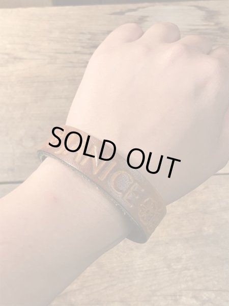 アメリカのスタンダードな名前が書かれたレザー製のヴィンテージブレスレット