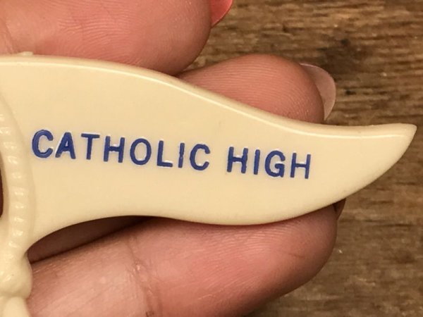 40〜50年代頃のハイスクールのフットボールチームのビンテージプラスチックバッジ