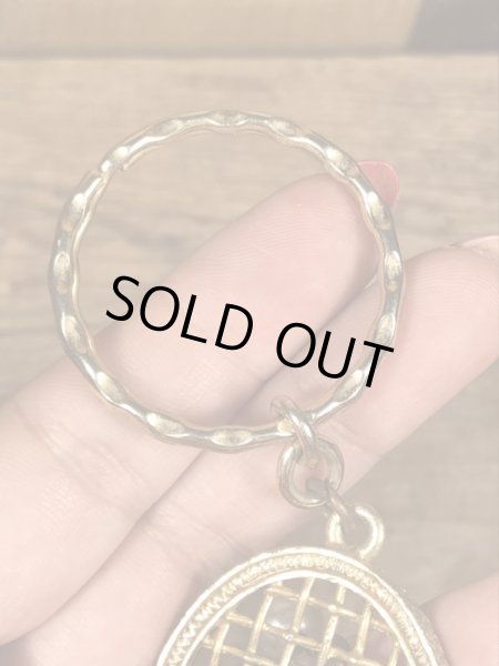 真珠の玉が付いたテニスラケットのヴィンテージエナメルキーホルダー