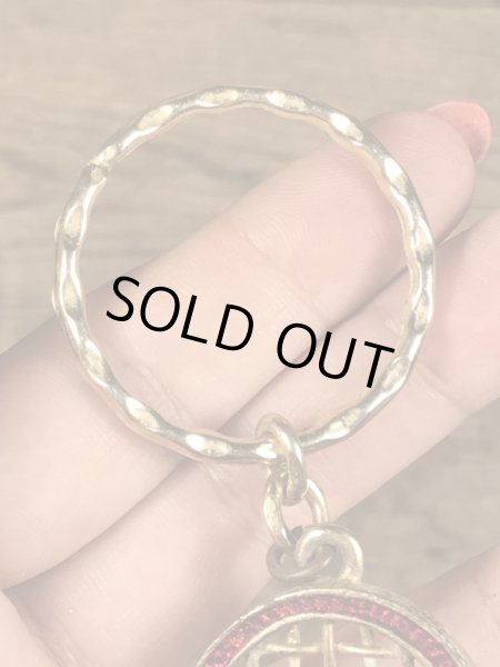 真珠の玉が付いたテニスラケットのヴィンテージエナメルキーホルダー