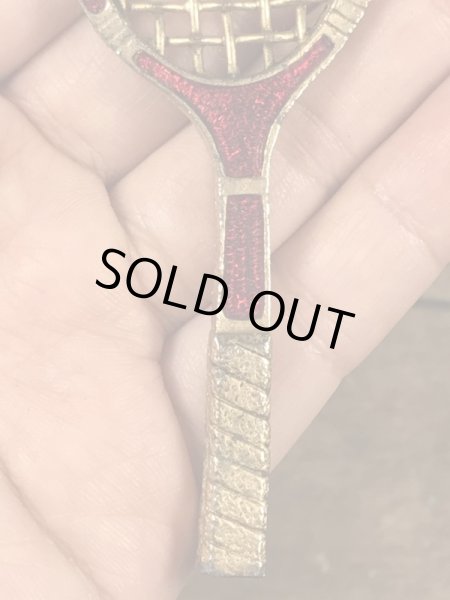 真珠の玉が付いたテニスラケットのヴィンテージエナメルキーホルダー