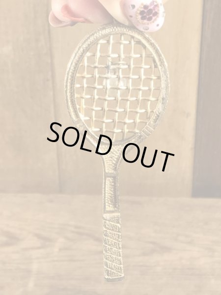 真珠の玉が付いたテニスラケットのヴィンテージエナメルキーホルダー