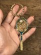 真珠の玉が付いたテニスラケットのヴィンテージエナメルキーホルダー