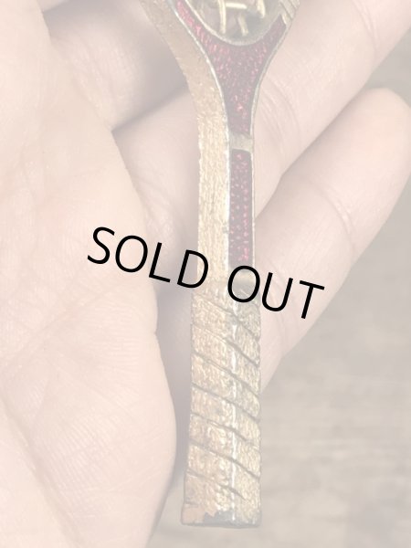 真珠の玉が付いたテニスラケットのヴィンテージエナメルキーホルダー