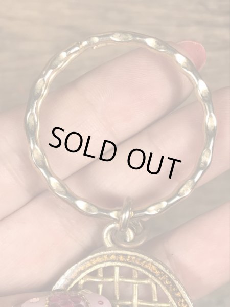 真珠の玉が付いたテニスラケットのヴィンテージエナメルキーホルダー