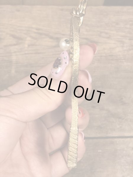 真珠の玉が付いたテニスラケットのヴィンテージエナメルキーホルダー