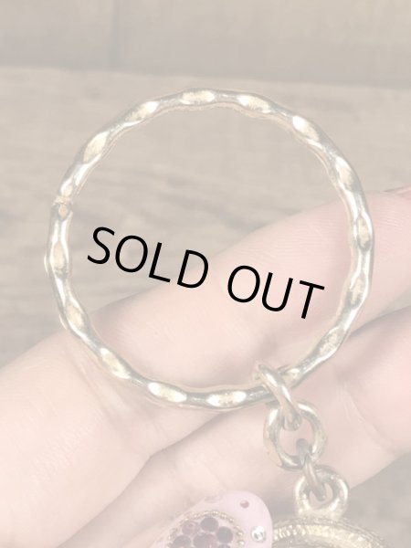 真珠の玉が付いたテニスラケットのヴィンテージエナメルキーホルダー