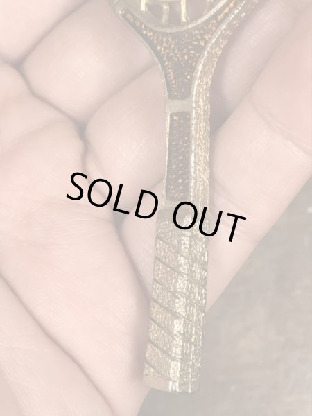 真珠の玉が付いたテニスラケットのヴィンテージエナメルキーホルダー