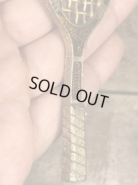 真珠の玉が付いたテニスラケットのヴィンテージエナメルキーホルダー