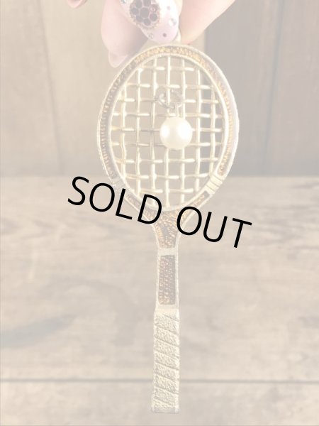 真珠の玉が付いたテニスラケットのヴィンテージエナメルキーホルダー