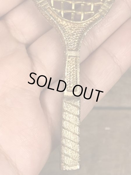 真珠の玉が付いたテニスラケットのヴィンテージエナメルキーホルダー