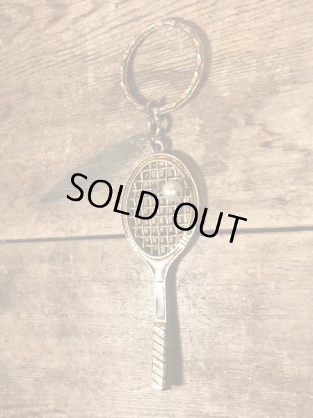 真珠の玉が付いたテニスラケットのヴィンテージエナメルキーホルダー