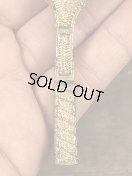 真珠の玉が付いたテニスラケットのヴィンテージエナメルキーホルダー