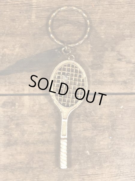 真珠の玉が付いたテニスラケットのヴィンテージエナメルキーホルダー