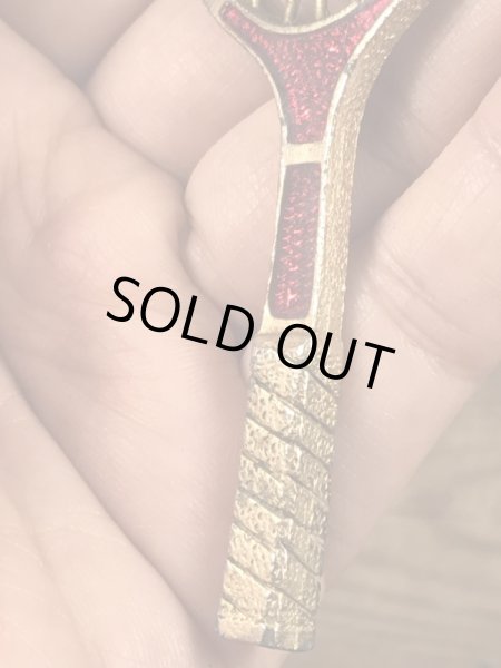 真珠の玉が付いたテニスラケットのヴィンテージエナメルキーホルダー