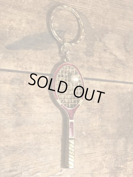 真珠の玉が付いたテニスラケットのヴィンテージエナメルキーホルダー
