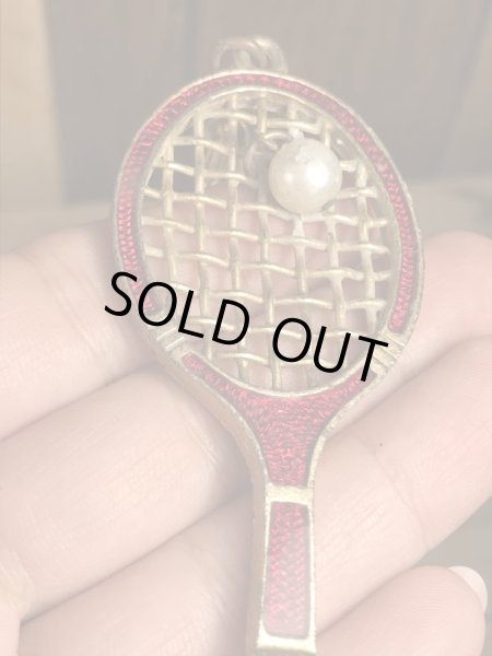 真珠の玉が付いたテニスラケットのヴィンテージエナメルキーホルダー