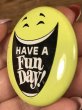 スマイルフェイスのHave A Fun Dayの70年代ビンテージ缶バッジ