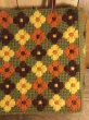 毛糸で編まれた花柄の70年代ビンテージ手提げバッグ