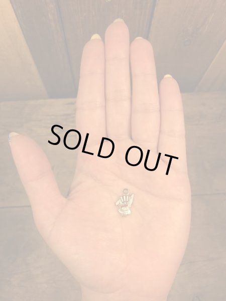 ルーニーテューンズのバッグスバニーの70〜80年代ビンテージメタルチャーム