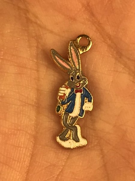 ルーニーテューンズのバッグスバニーの70〜80年代ビンテージメタルチャーム