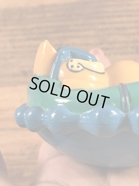 ガーフィールドが浮き輪に乗っている90年代ビンテージフィギュア