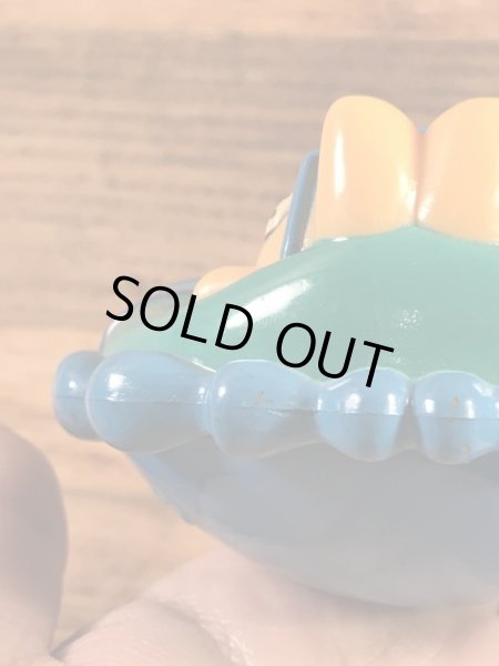 ガーフィールドが浮き輪に乗っている90年代ビンテージフィギュア