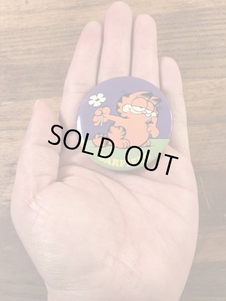 花を持っているガーフィールドが描かれた80’sヴィンテージ缶バッチ