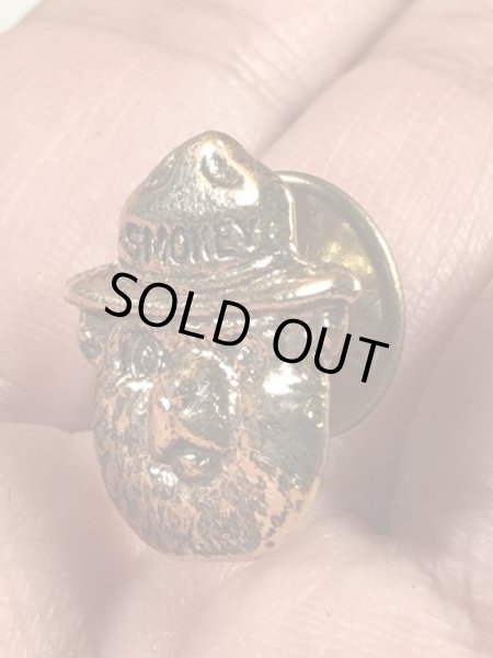 企業キャラクターのスモーキーベアの90’s〜ヴィンテージピンズ