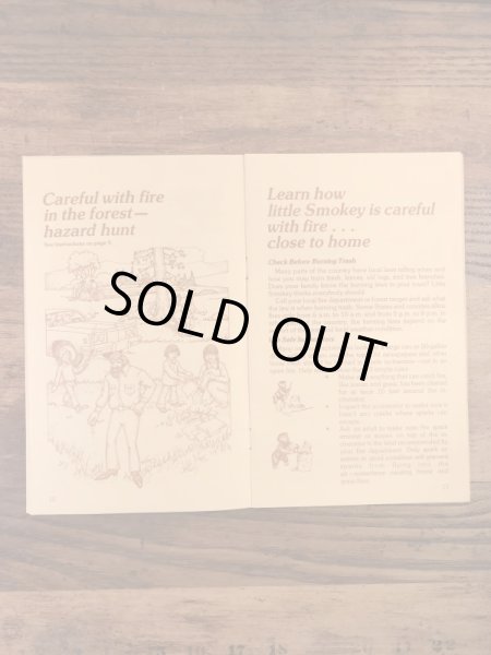 アドバタイジングキャラクターのスモーキーベアの80年代ビンテージジュニアレンジャーハンドブック