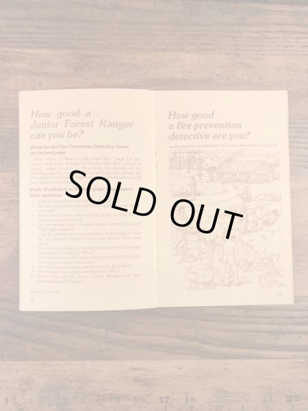 アドバタイジングキャラクターのスモーキーベアの80年代ビンテージジュニアレンジャーハンドブック