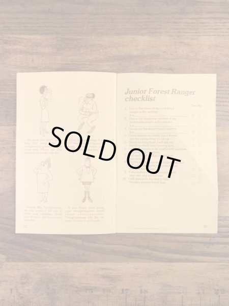 アドバタイジングキャラクターのスモーキーベアの80年代ビンテージジュニアレンジャーハンドブック