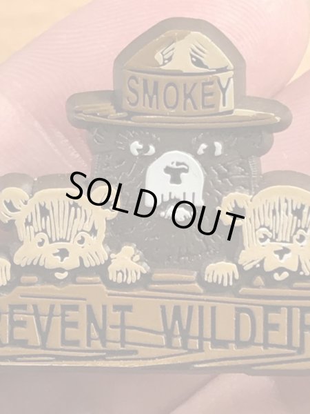 アドバタイジングキャラクターのスモーキーベアの90年代〜ビンテージピンバッジ