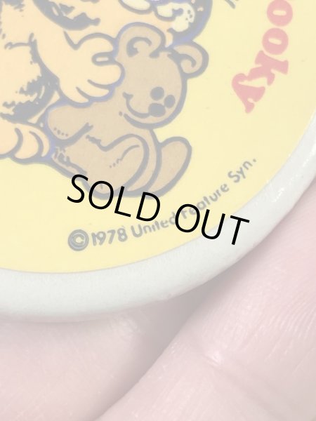 ガーフィールドと親友のクマのぬいぐるみプーキーが描かれた80’sヴィンテージ缶バッチ