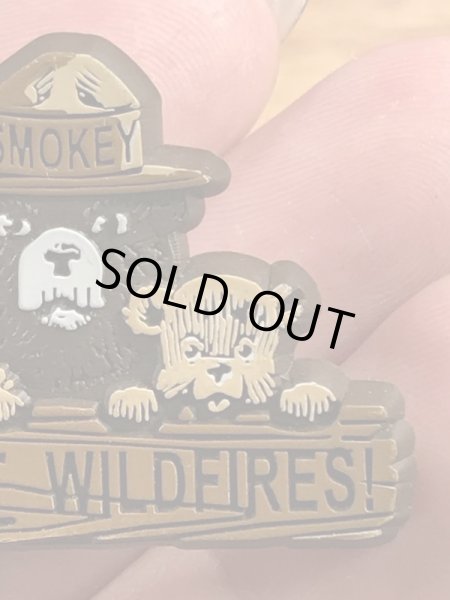 アドバタイジングキャラクターのスモーキーベアの90年代〜ビンテージピンバッジ