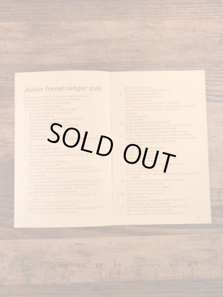 アドバタイジングキャラクターのスモーキーベアの80年代ビンテージジュニアレンジャーハンドブック