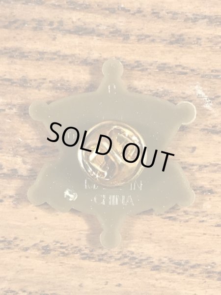 企業キャラクターのスモーキーベアの90’s〜ヴィンテージピンズ