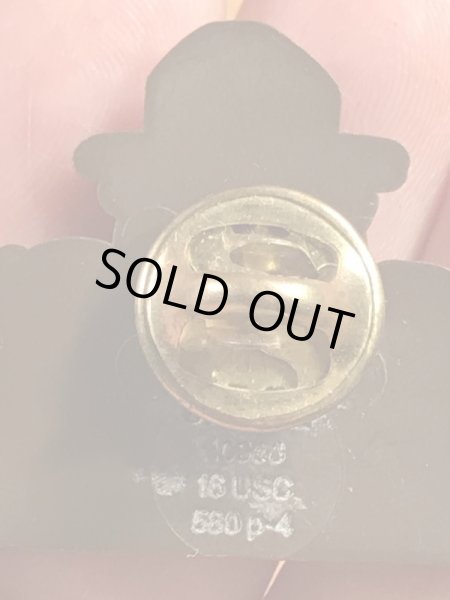 企業キャラクターのスモーキーベアの90’s〜ヴィンテージピンズ