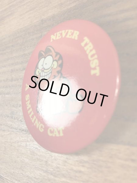 Garfield “Never Trust A Smiling Cat” Tin Badge