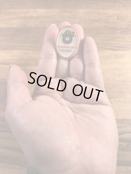 企業キャラクターのスモーキーベアの90’s〜ヴィンテージピンズ