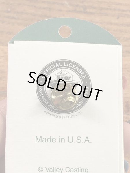 企業キャラクターのスモーキーベアの90’s〜ヴィンテージピンズ