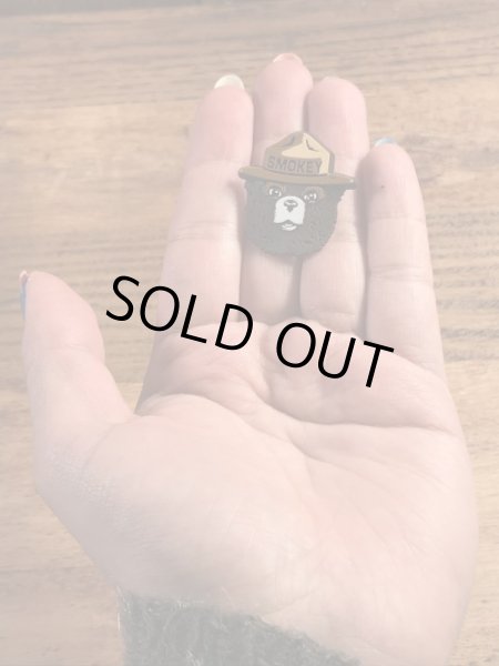 アドバタイジングキャラクターのスモーキーベアの90年代〜ビンテージピンバッジ