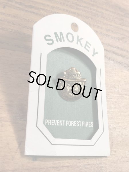 企業キャラクターのスモーキーベアの90’s〜ヴィンテージピンズ