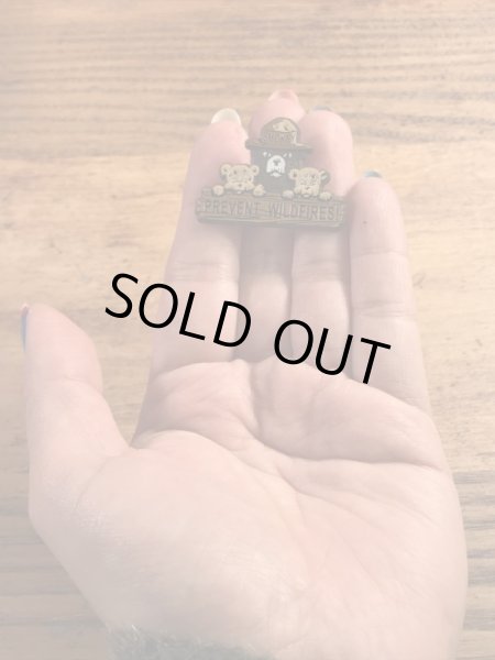 アドバタイジングキャラクターのスモーキーベアの90年代〜ビンテージピンバッジ