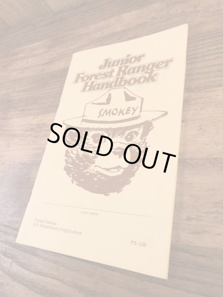 アドバタイジングキャラクターのスモーキーベアの80年代ビンテージジュニアレンジャーハンドブック