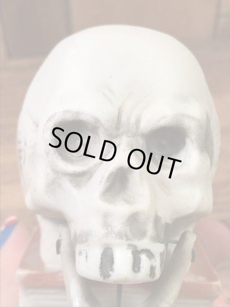 スカルオンブックの陶器製の50年代ビンテージマッチホルダー