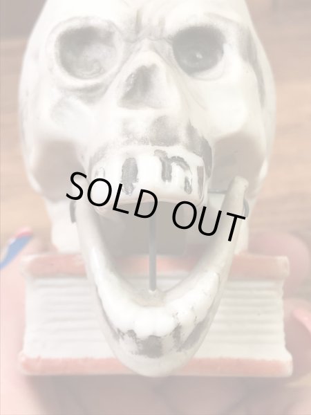 顎がゆらゆら揺れるスカルオンブックの50’sヴィンテージマッチホルダー