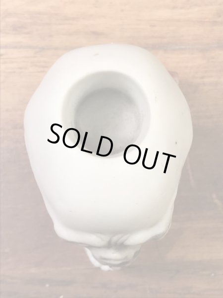 スカルオンブックの陶器製の50年代ビンテージマッチホルダー